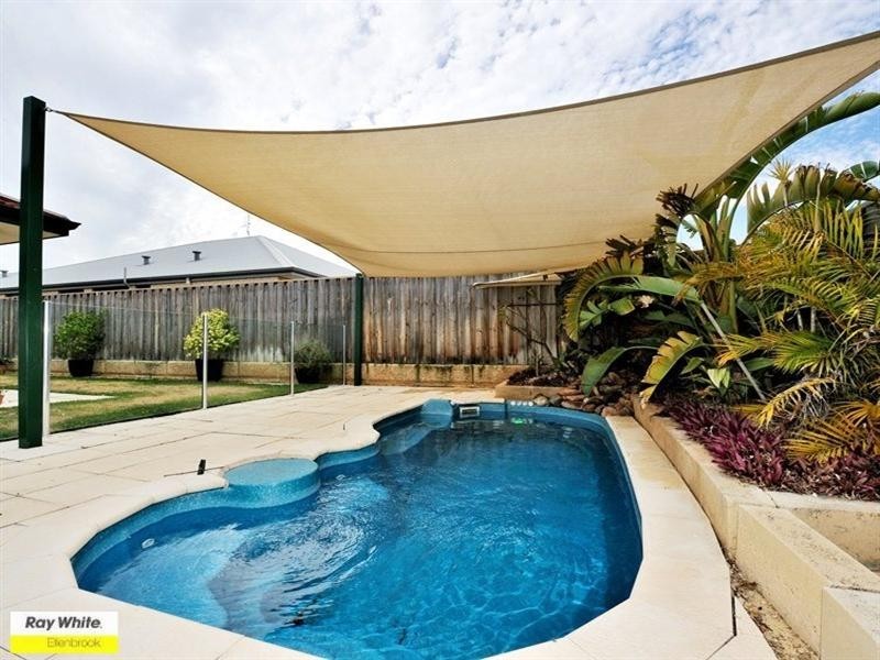 6 Petworth Drive, The Vines WA 6069