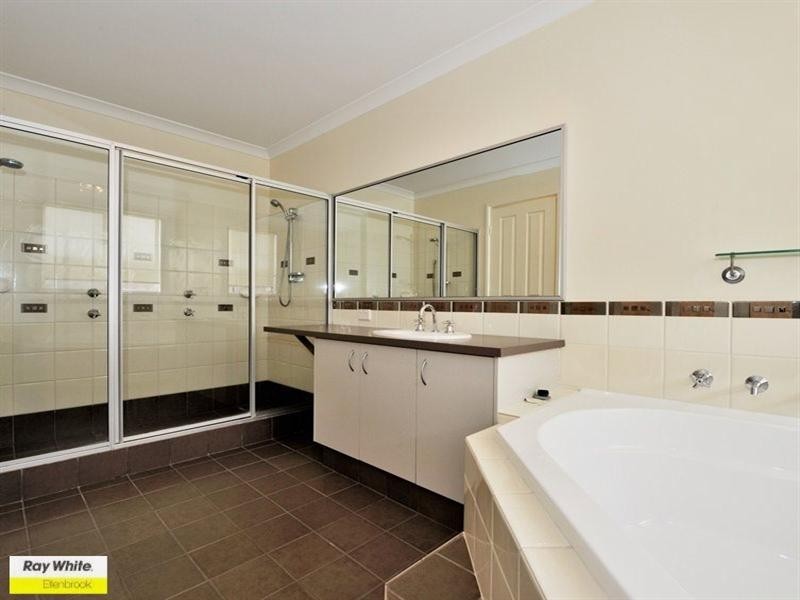 6 Petworth Drive, The Vines WA 6069