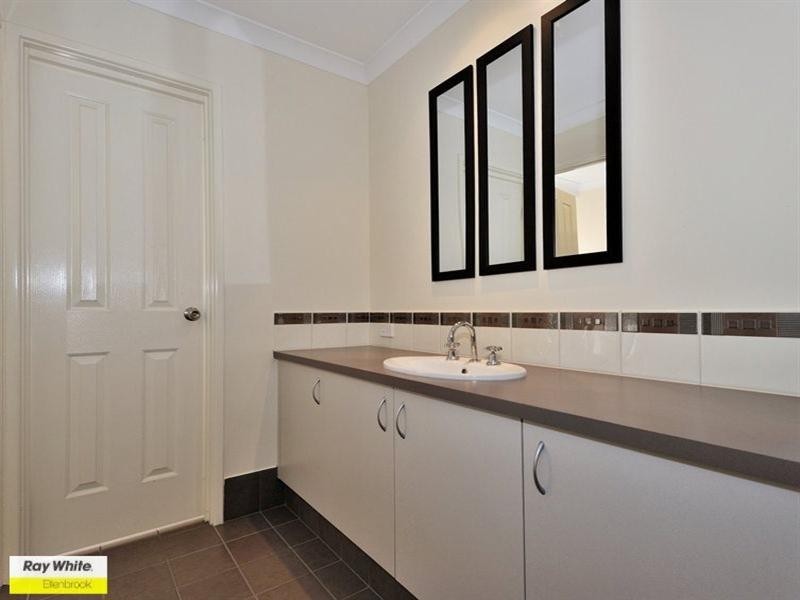 6 Petworth Drive, The Vines WA 6069