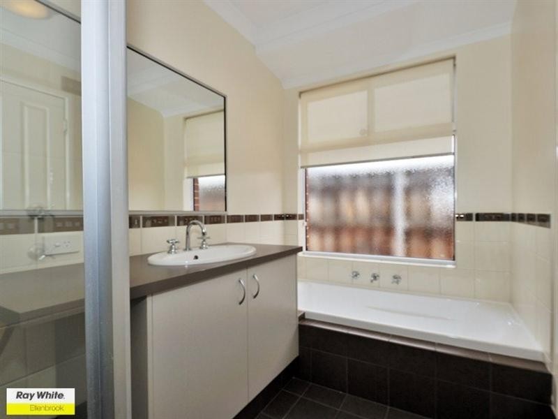 6 Petworth Drive, The Vines WA 6069