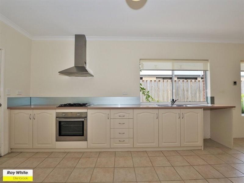 6 Petworth Drive, The Vines WA 6069