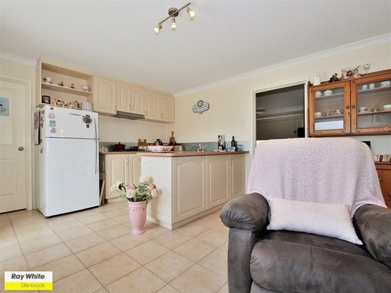 6 Petworth Drive, The Vines WA 6069