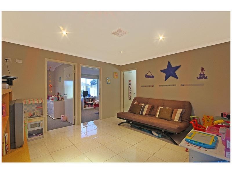 23 Cowra Turn, Aveley WA 6069