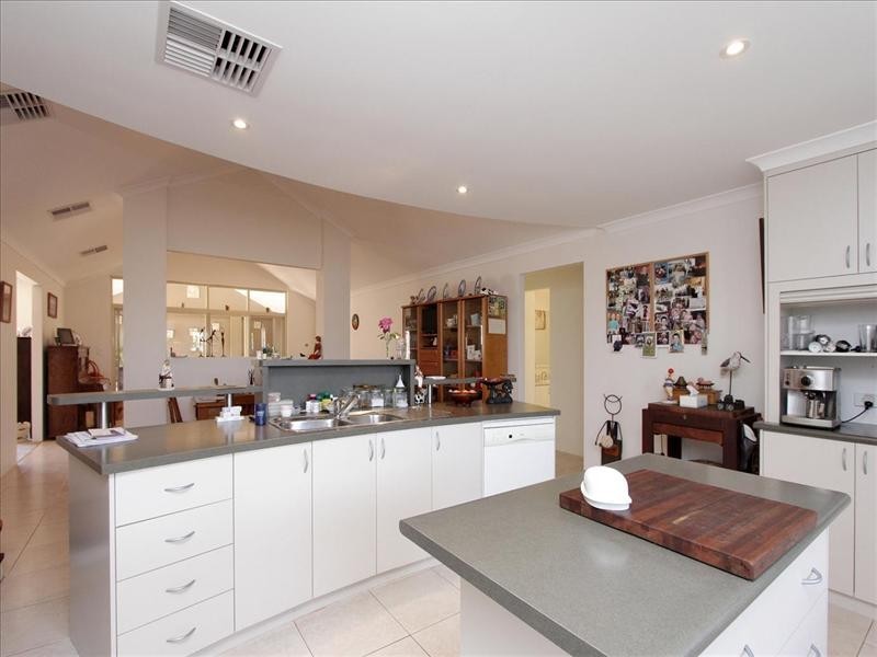 15 Kalinga Drive, Ellenbrook WA 6069