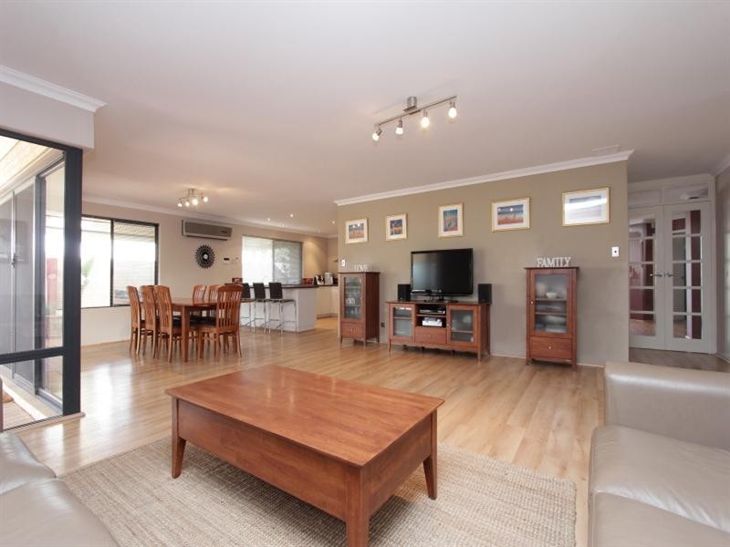 25 Farmaner Parkway, Ellenbrook WA 6069