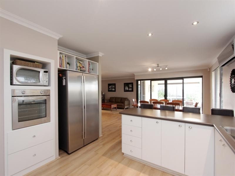 25 Farmaner Parkway, Ellenbrook WA 6069