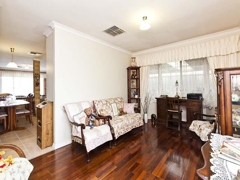 17 Midsummer Circle, Ellenbrook WA 6069
