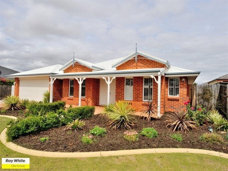 8 Chalgrave Crescent, The Vines WA 6069