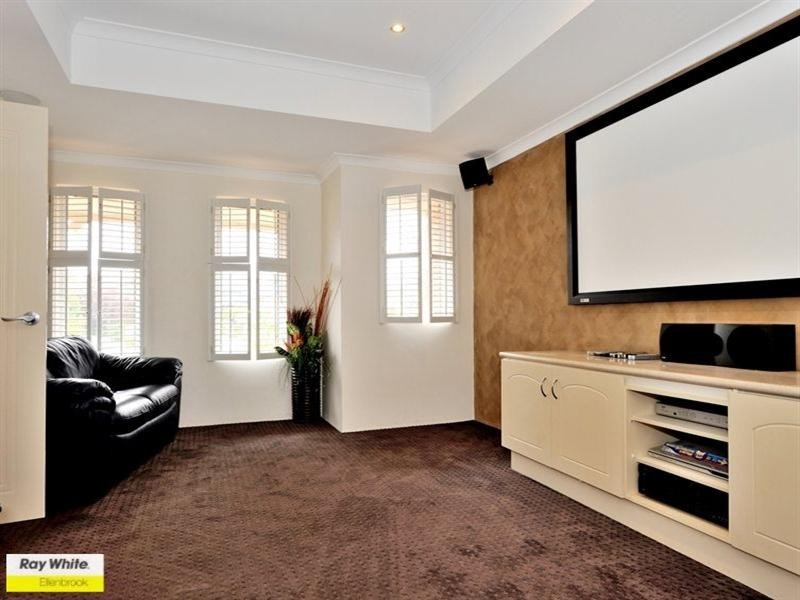 8 Chalgrave Crescent, The Vines WA 6069