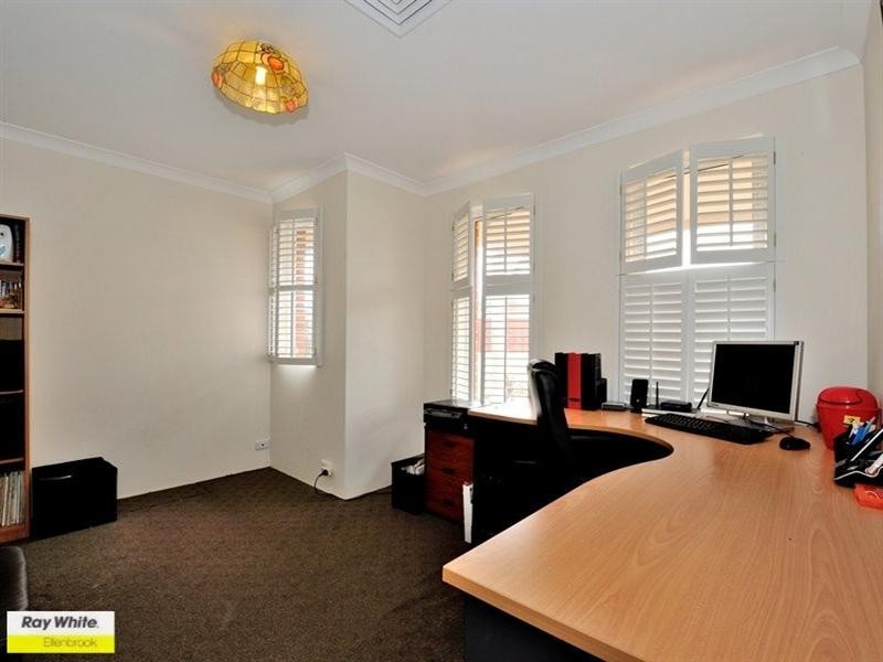 8 Chalgrave Crescent, The Vines WA 6069