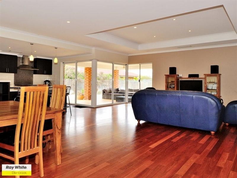 8 Chalgrave Crescent, The Vines WA 6069