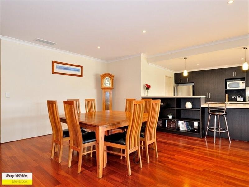 8 Chalgrave Crescent, The Vines WA 6069