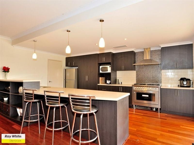 8 Chalgrave Crescent, The Vines WA 6069