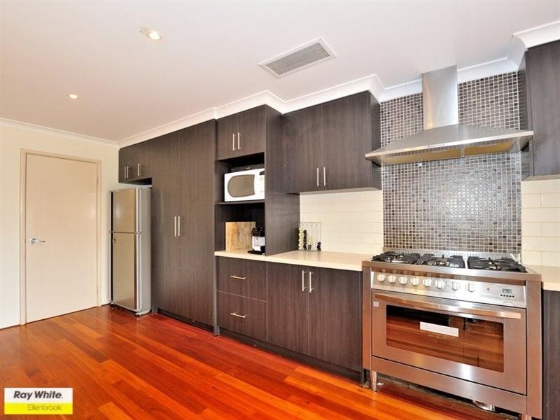 8 Chalgrave Crescent, The Vines WA 6069