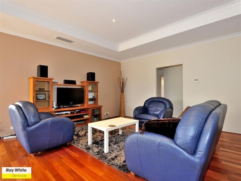 8 Chalgrave Crescent, The Vines WA 6069