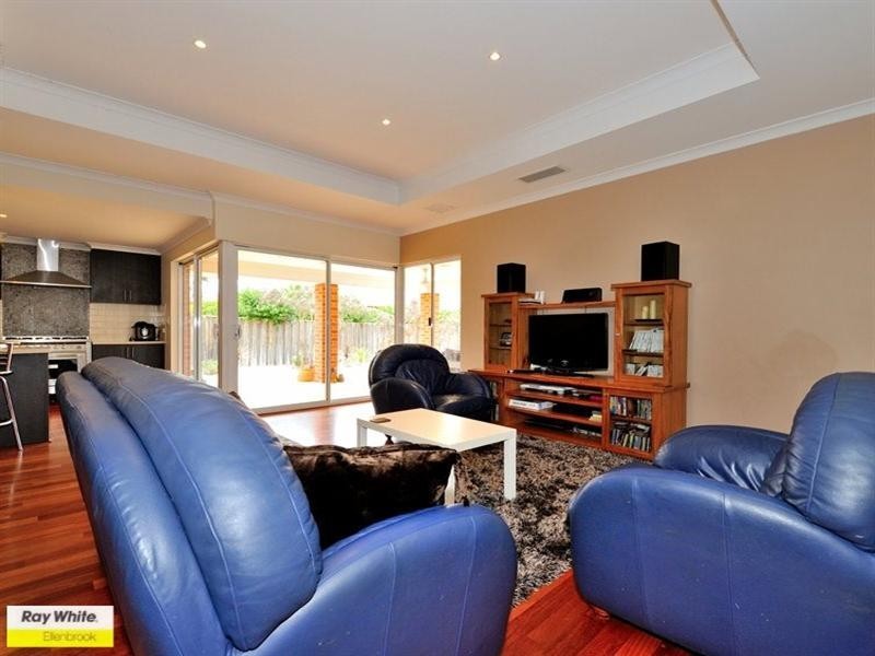 8 Chalgrave Crescent, The Vines WA 6069