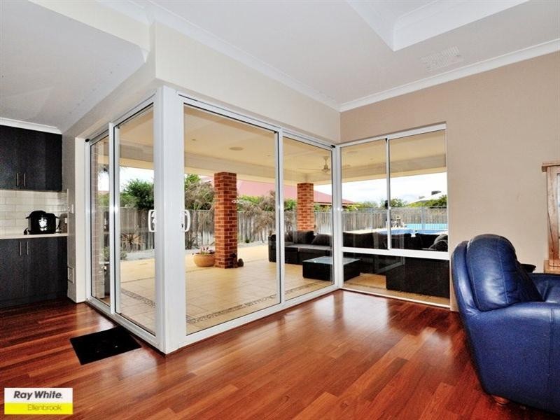 8 Chalgrave Crescent, The Vines WA 6069