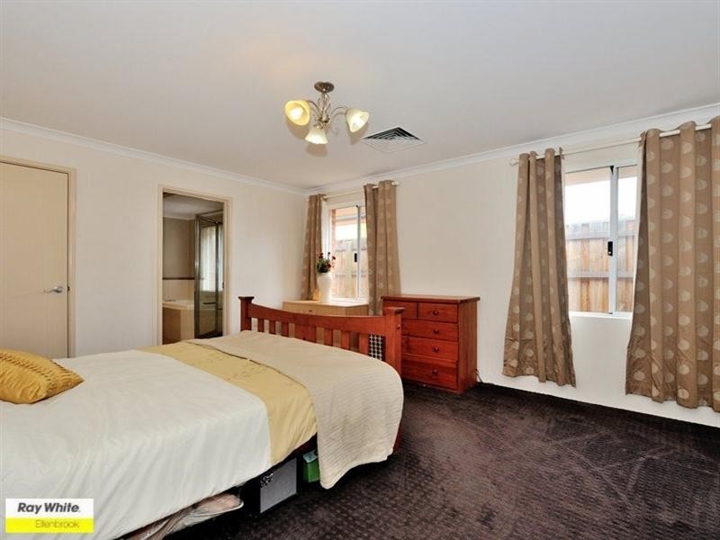 8 Chalgrave Crescent, The Vines WA 6069