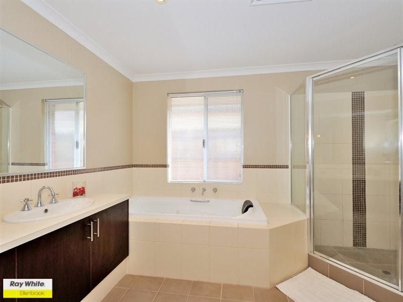 8 Chalgrave Crescent, The Vines WA 6069