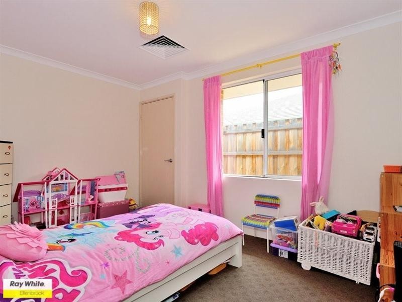 8 Chalgrave Crescent, The Vines WA 6069