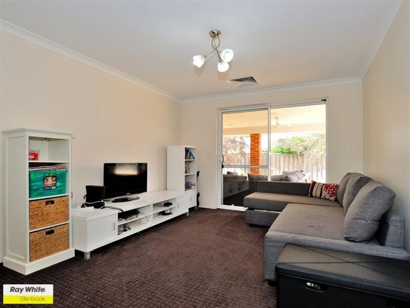 8 Chalgrave Crescent, The Vines WA 6069