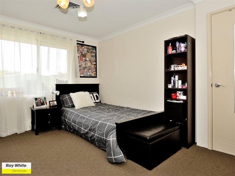 8 Chalgrave Crescent, The Vines WA 6069