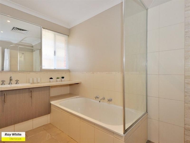 8 Chalgrave Crescent, The Vines WA 6069