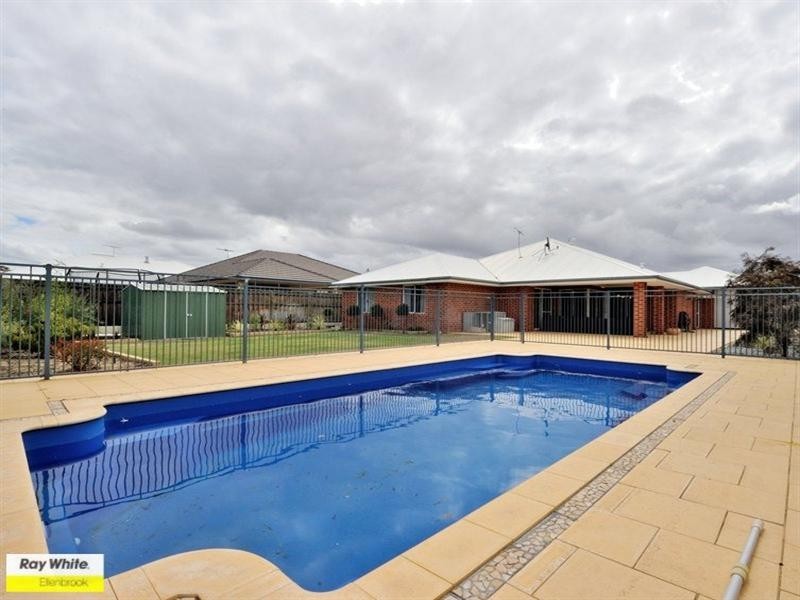 8 Chalgrave Crescent, The Vines WA 6069