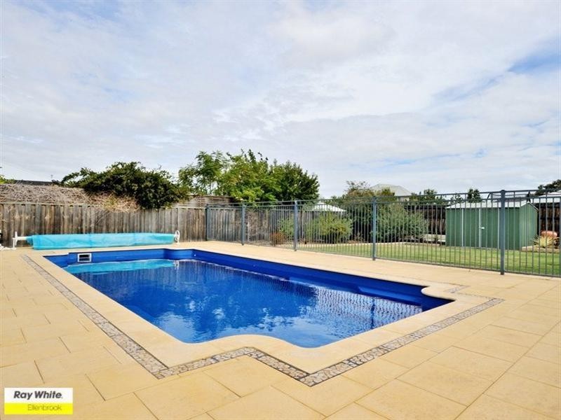 8 Chalgrave Crescent, The Vines WA 6069