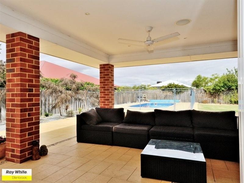 8 Chalgrave Crescent, The Vines WA 6069