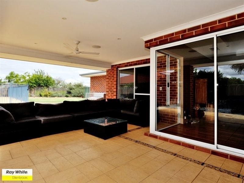 8 Chalgrave Crescent, The Vines WA 6069