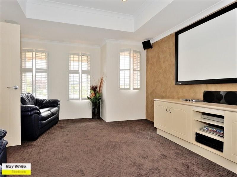 8 Chalgrave Crescent, The Vines WA 6069