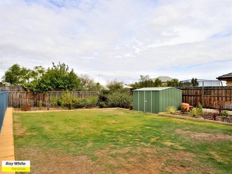 8 Chalgrave Crescent, The Vines WA 6069