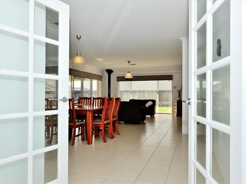 20 Whitehart Entrance, Aveley WA 6069