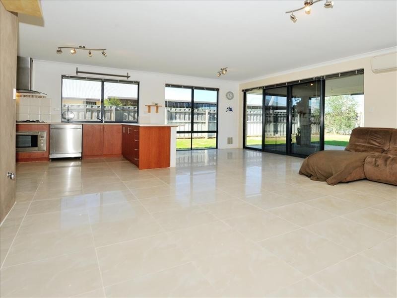 6 Hoyton Close, Ellenbrook WA 6069