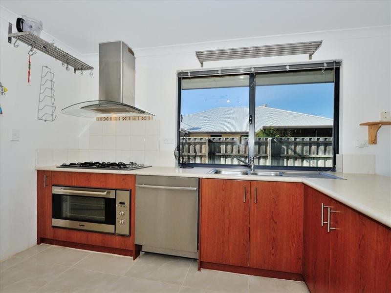 6 Hoyton Close, Ellenbrook WA 6069