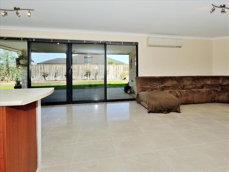 6 Hoyton Close, Ellenbrook WA 6069