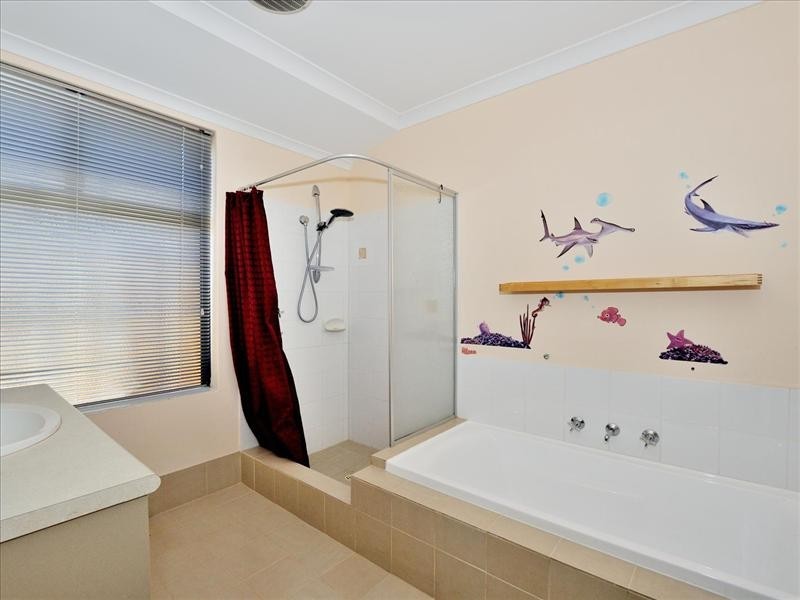 6 Hoyton Close, Ellenbrook WA 6069