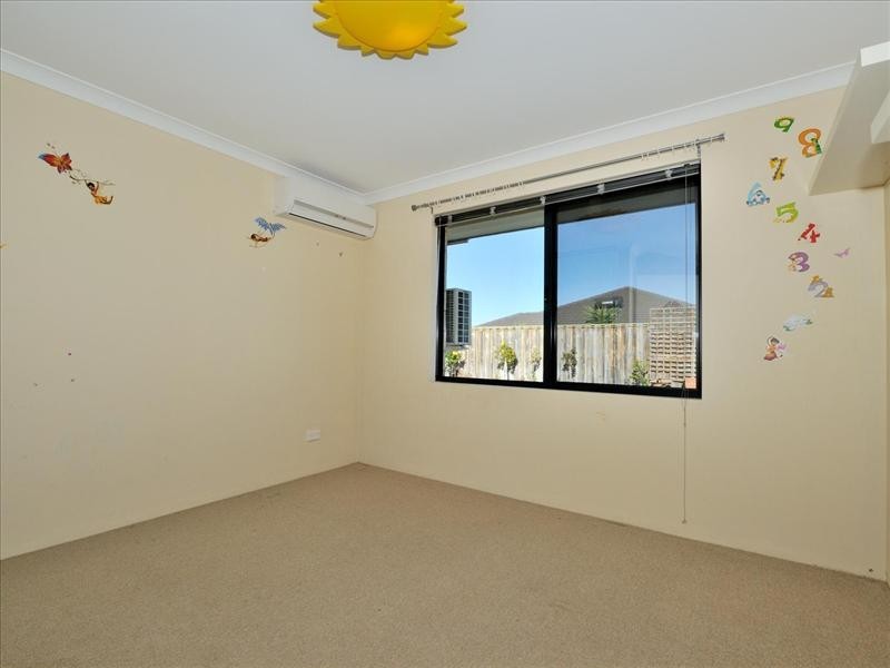 6 Hoyton Close, Ellenbrook WA 6069