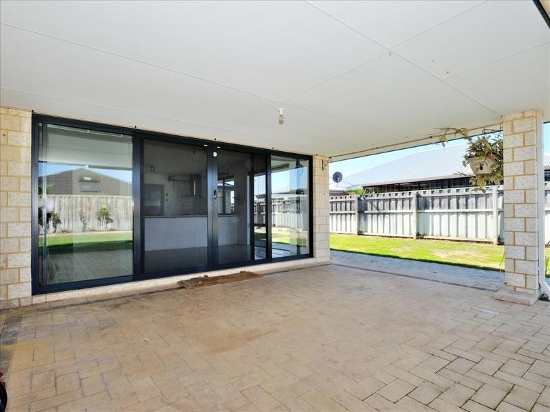 6 Hoyton Close, Ellenbrook WA 6069