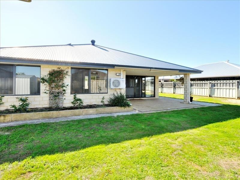 6 Hoyton Close, Ellenbrook WA 6069