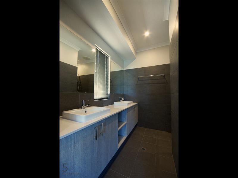 5 Palomino Prom, The Vines WA 6069
