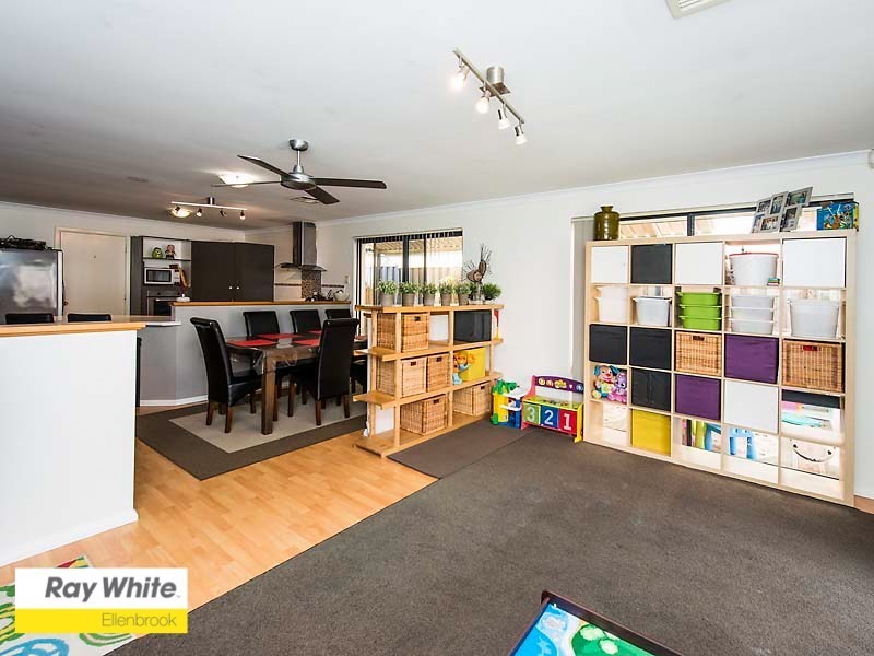 18 Farmaner Parkway, Ellenbrook WA 6069