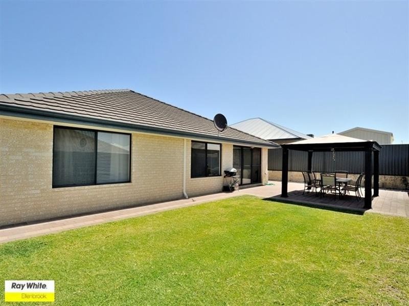 14 Pirianda Way, Aveley WA 6069