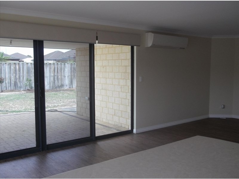 6 Hoyton Close, Ellenbrook WA 6069