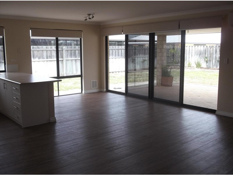 6 Hoyton Close, Ellenbrook WA 6069