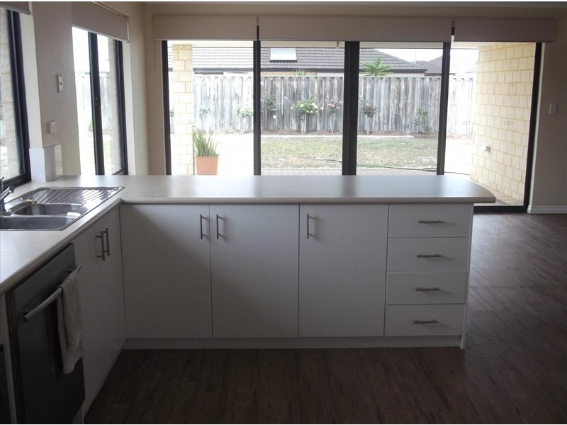 6 Hoyton Close, Ellenbrook WA 6069