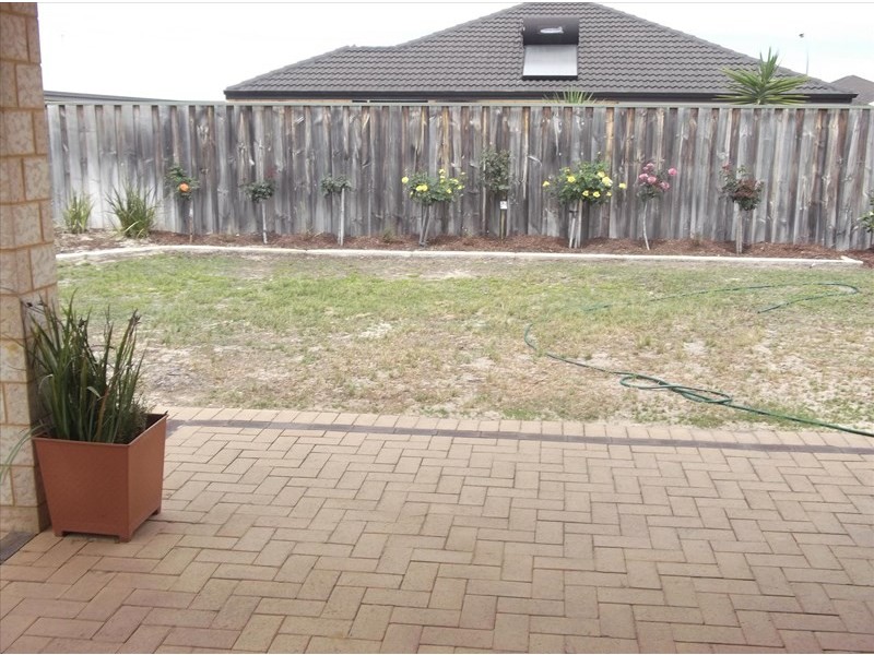 6 Hoyton Close, Ellenbrook WA 6069