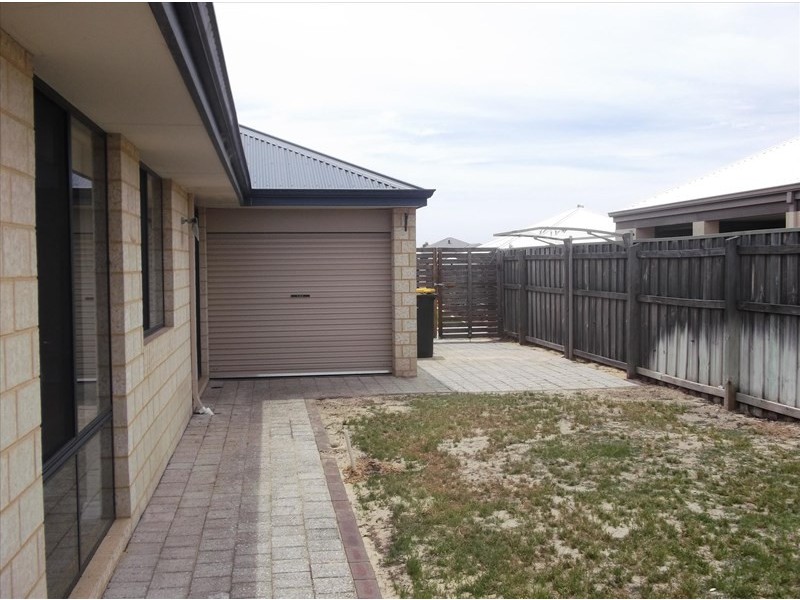 6 Hoyton Close, Ellenbrook WA 6069
