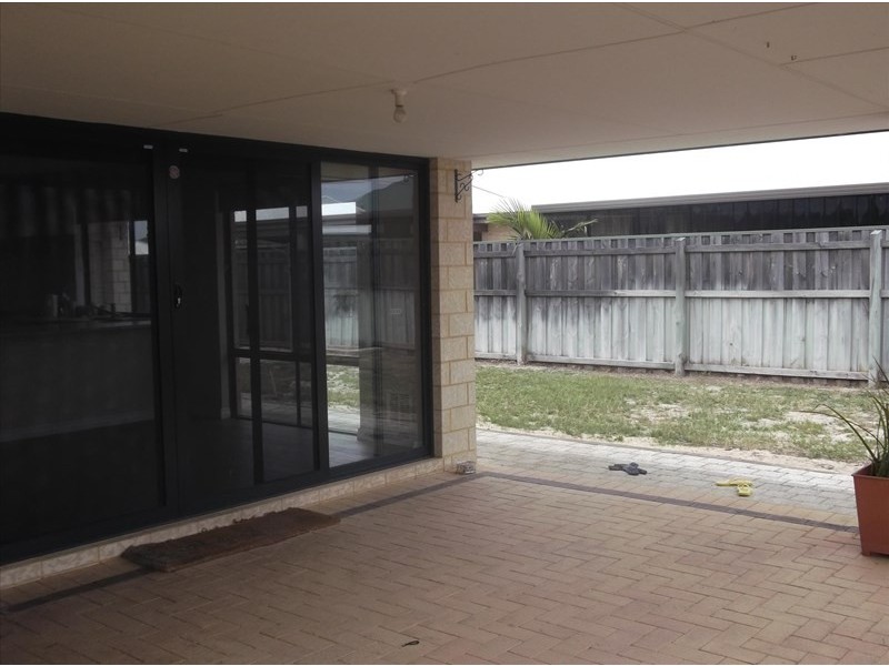 6 Hoyton Close, Ellenbrook WA 6069